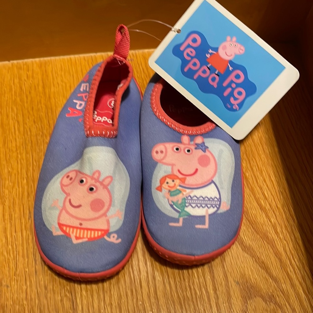 Peppa pig water shoes size 8
